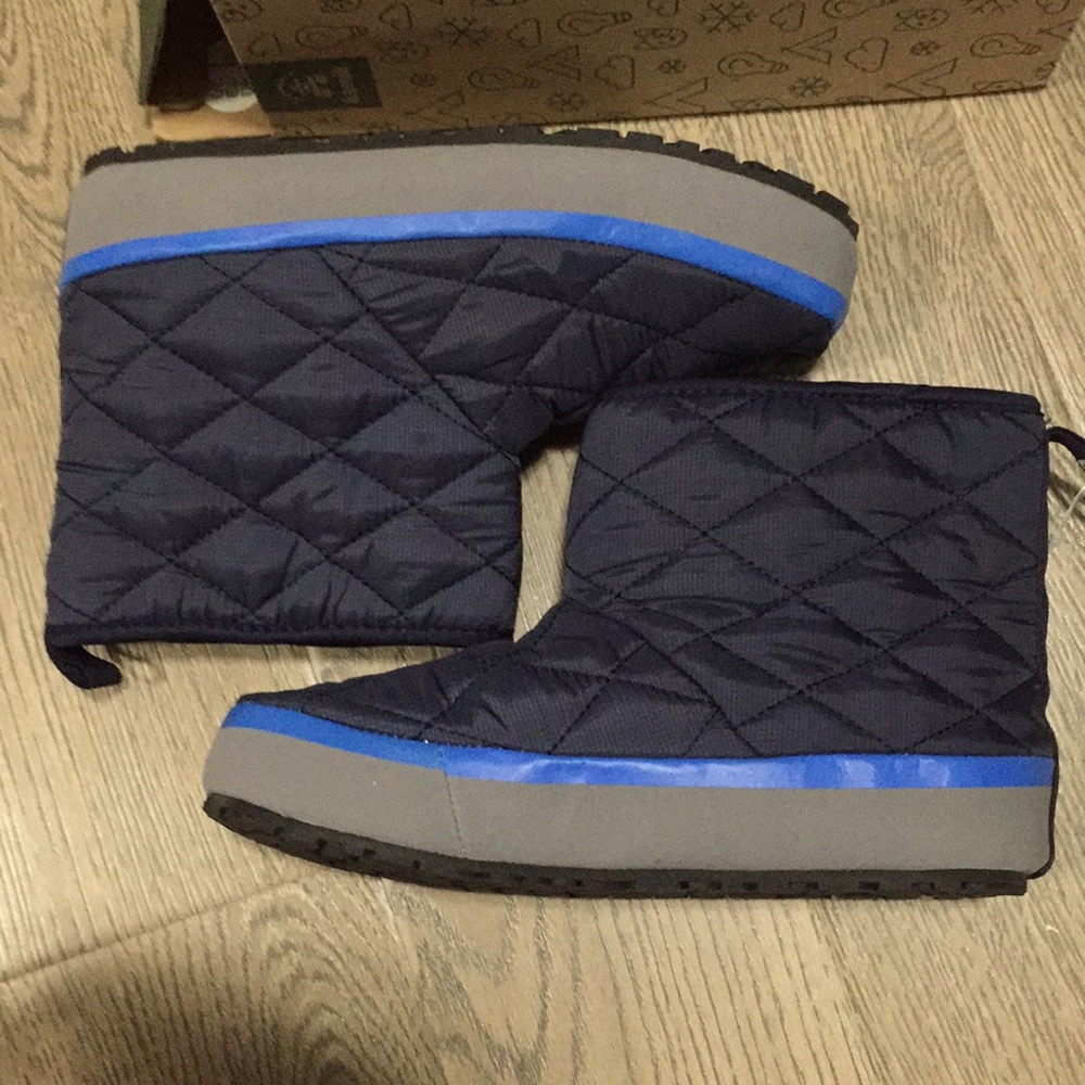 Kamik boys blue quilted slipper bootie Sz 3 NWT